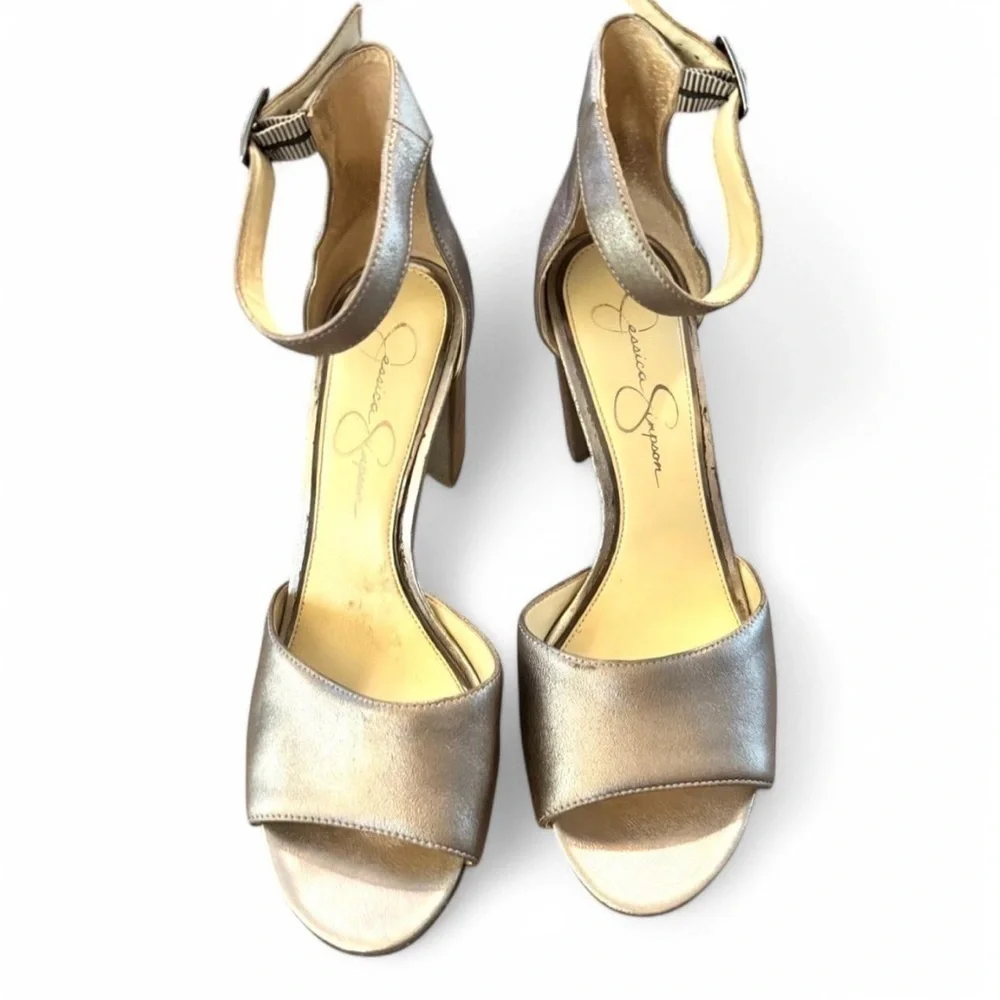 Jessica Simpson add minimalistic